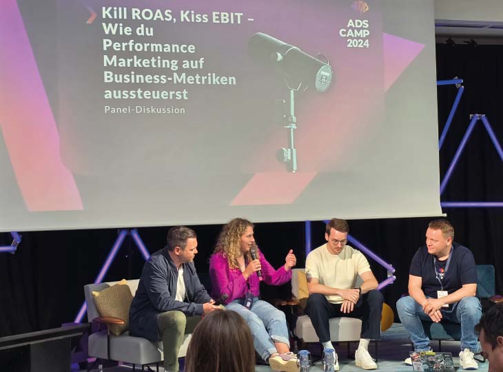 Teilnehmer der Panel-Diskussion "Kill ROAS, Kiss EBit" auf der Bühne